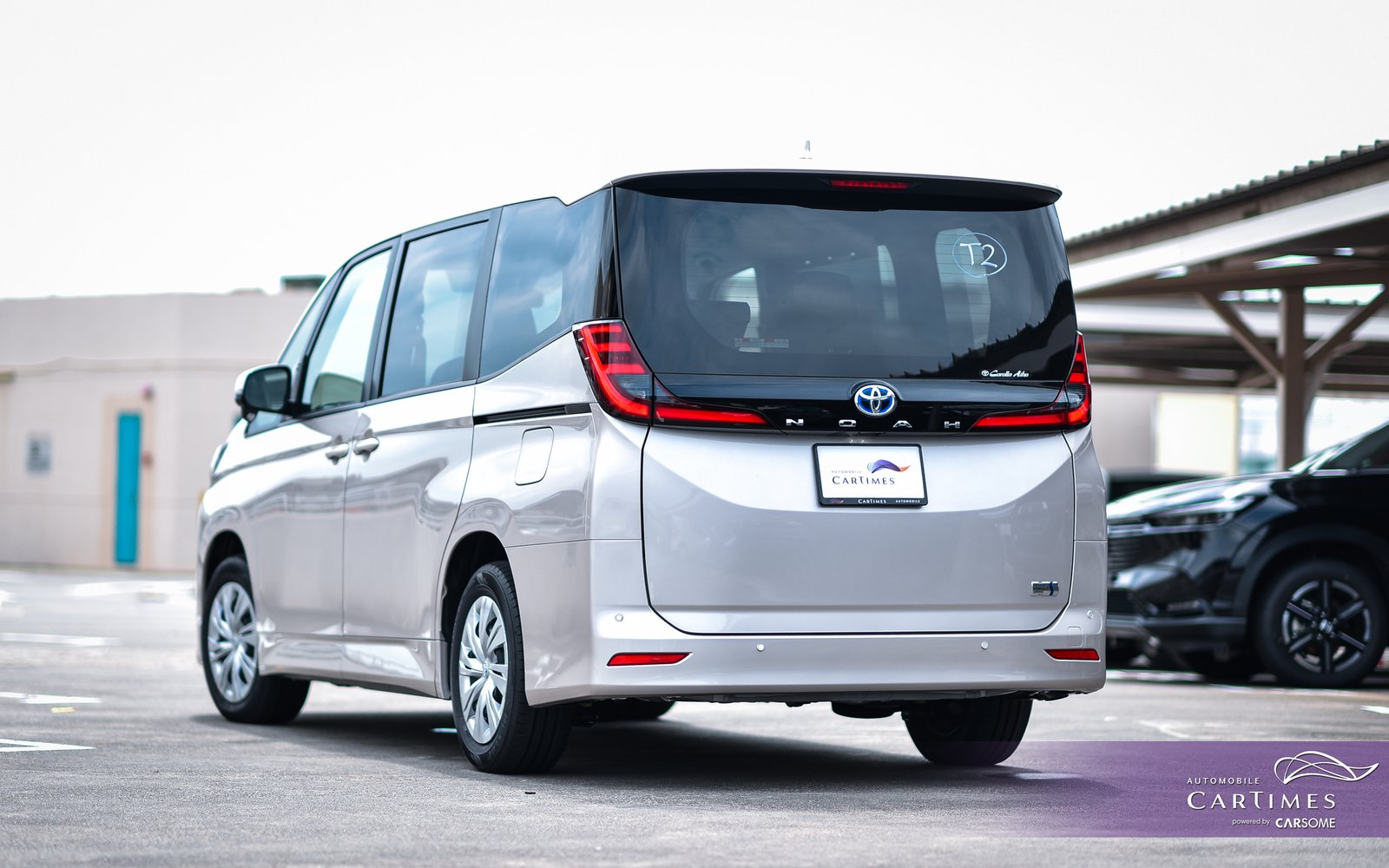 Toyota Noah Hybrid photo 2